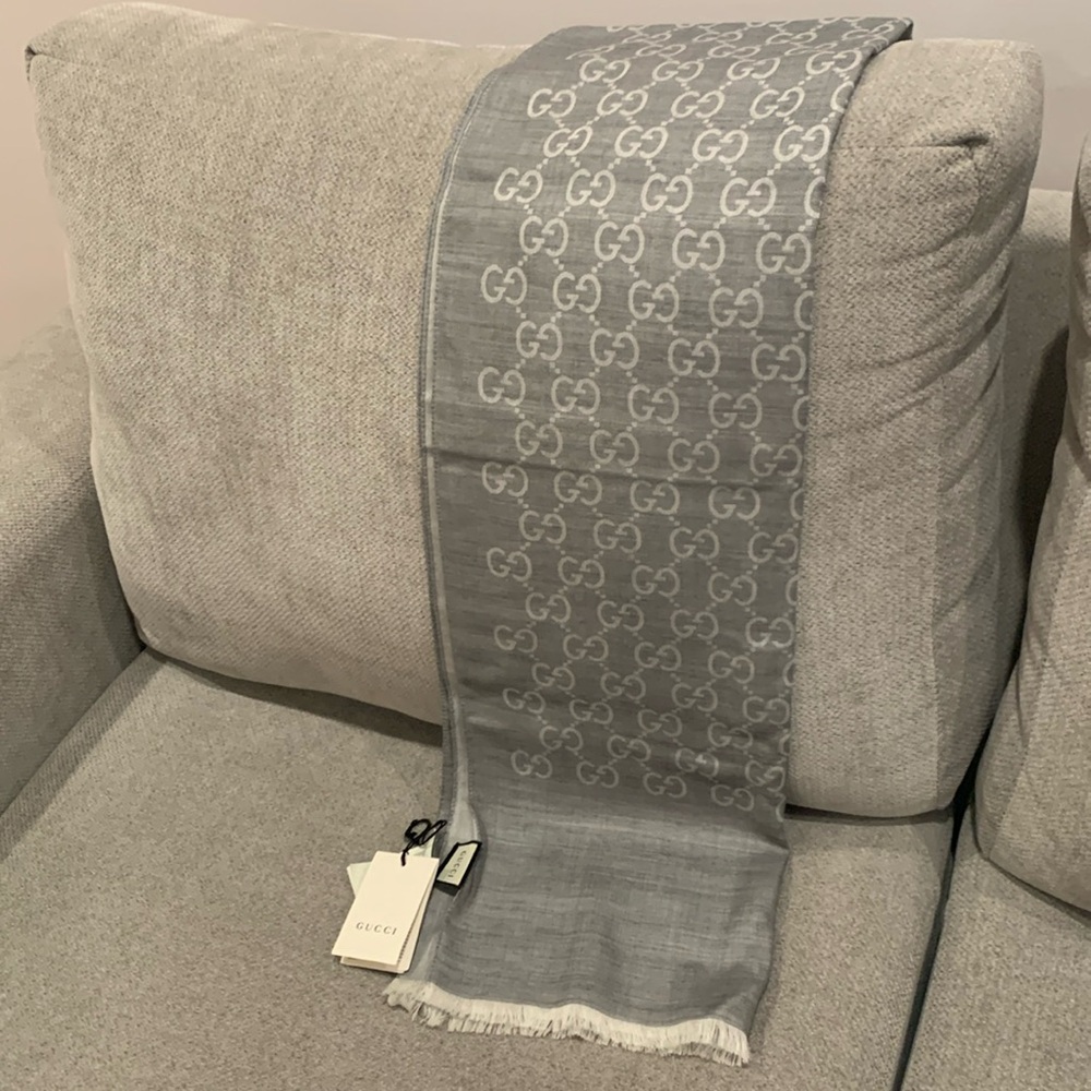 Gucci scarf grey